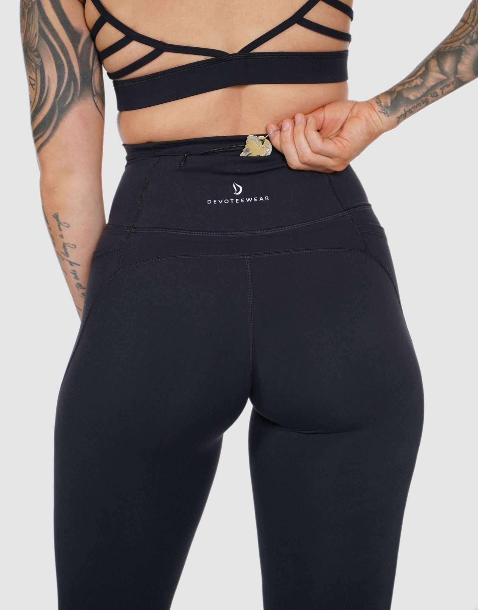 👀Everything you need is just in pocket!⁠ ⁠ Stay free and focused with our  Body Sculpt Side Pocket Leggings via the link in our bio